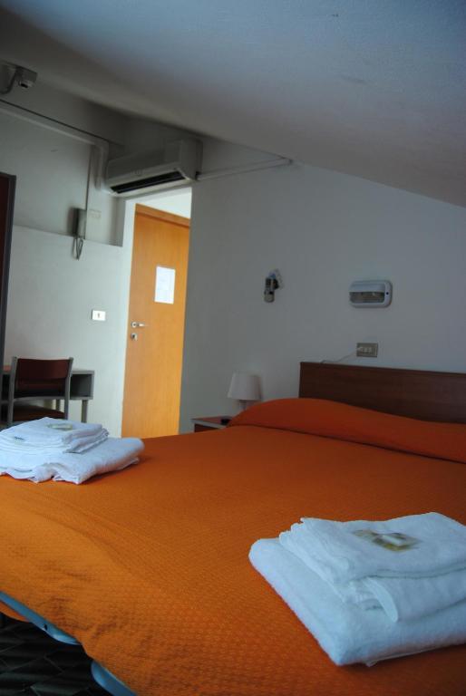 Hotel Trevi チェゼナーティコ 部屋 写真