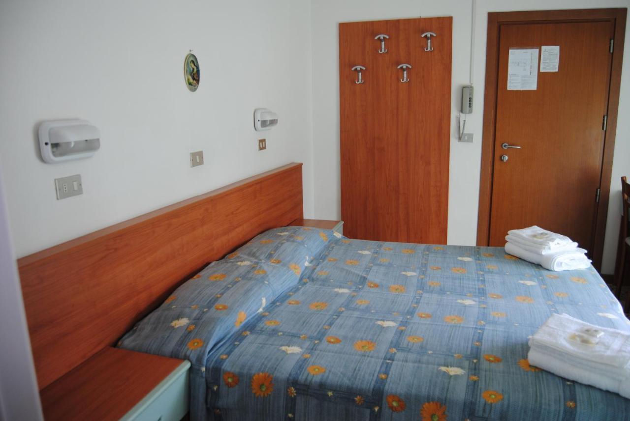 Hotel Trevi チェゼナーティコ 部屋 写真